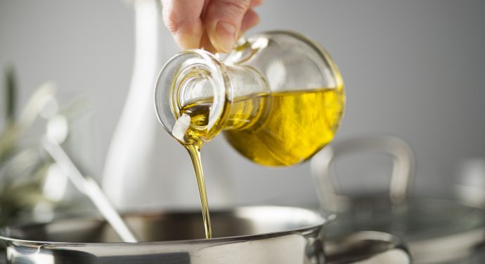 azeite de oliva sendo aquecido em uma panela
