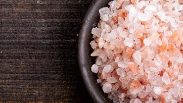Porção de cristais de sal do Himalaia em um prato