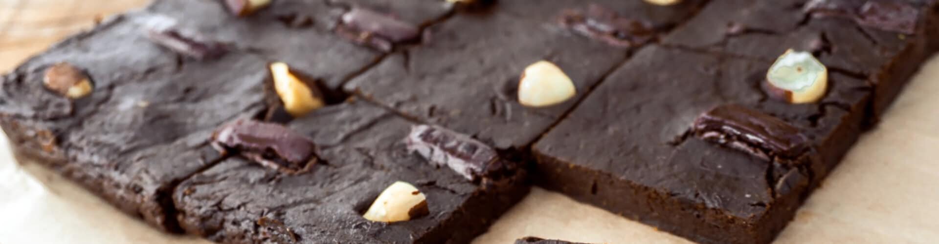 pedaços de brownie sem açúcar em uma mesa de madeira, sob um papel pardo