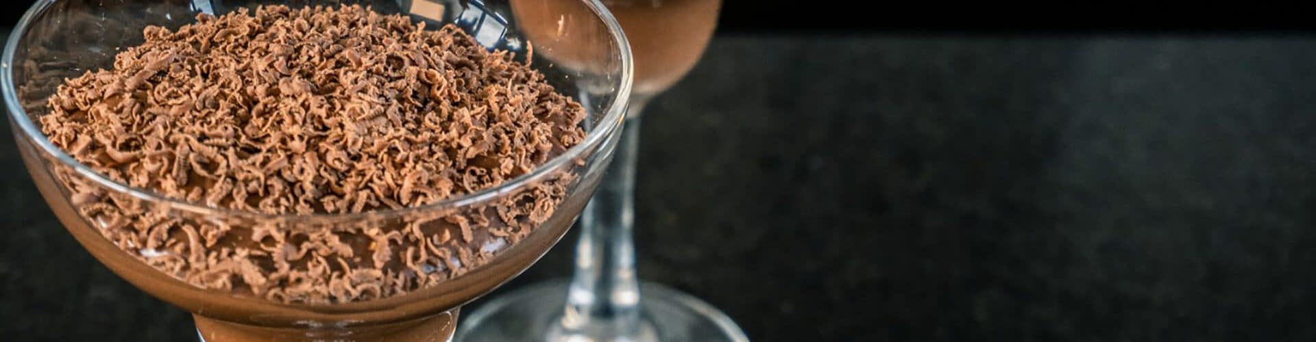 taça de vidro com mousse de chocolate proteico