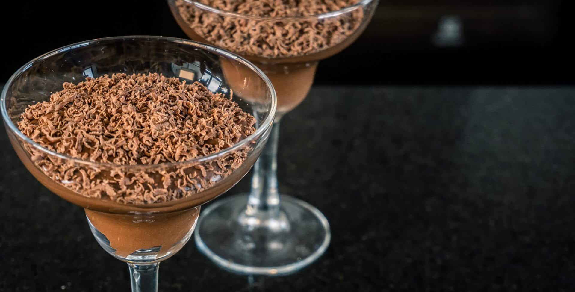 taça de vidro com mousse de chocolate proteico