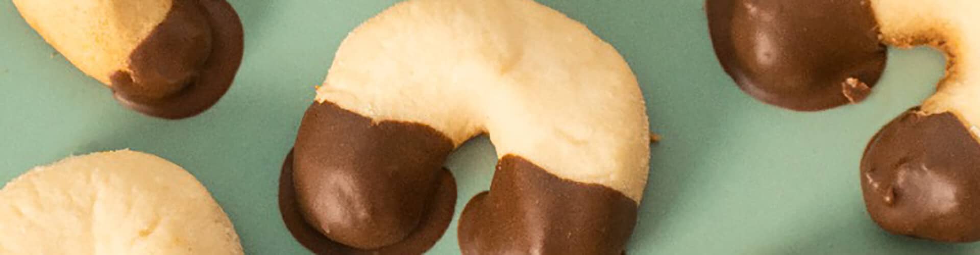 biscoito proteico com chocolate em um prato