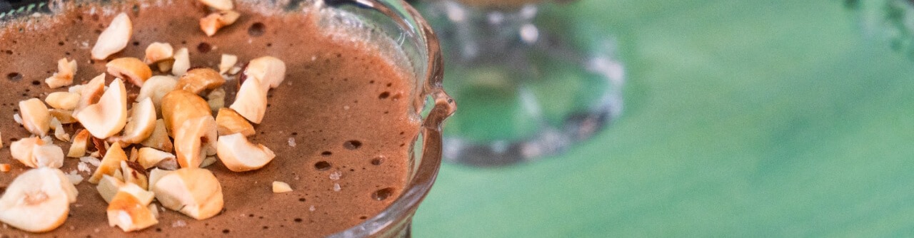 mousse de chocolate sem açúcar servido em uma taça de vidro