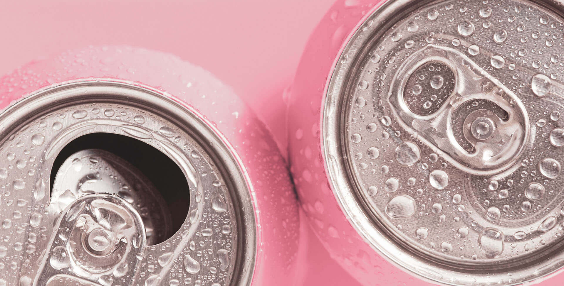 duas Latas de Blissful de cor rosa com gotas de água, vista superior