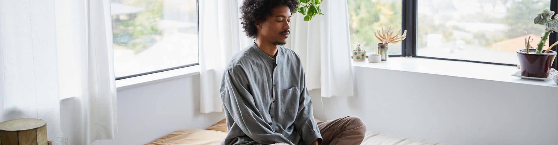 jovem praticando meditação como uma das técnicas de relaxamento