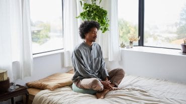 jovem praticando meditação como uma das técnicas de relaxamento