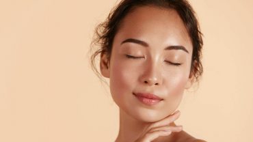 mulher com os olhos fechados mostra a pele saudável, relacionando a dúvida se colágeno hidrolisado funciona