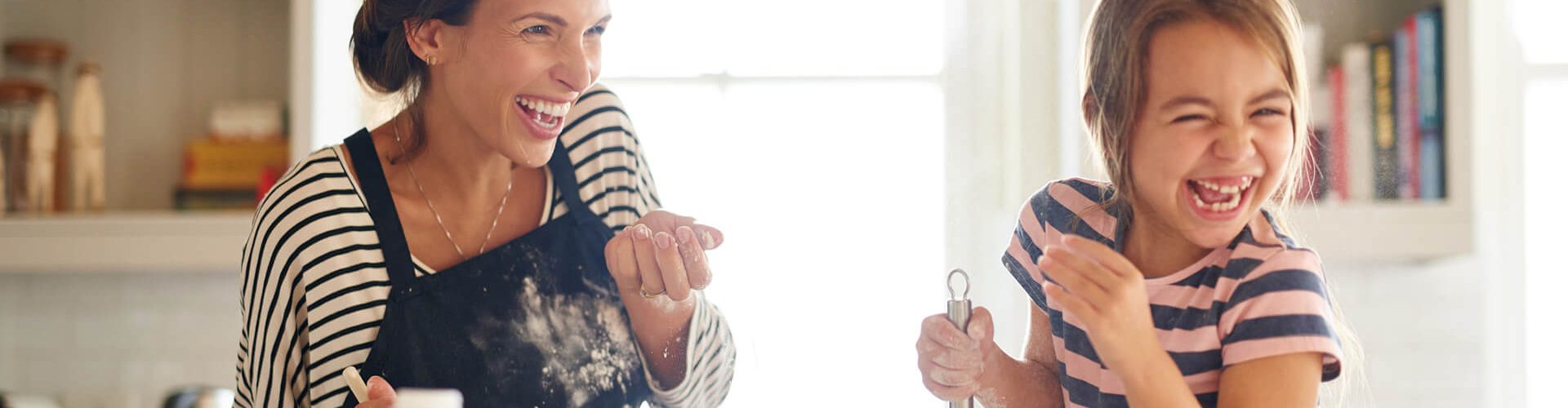 Mãe e filha fazendo receitas para crianças