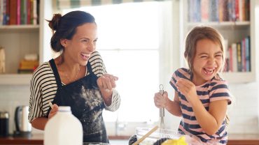 Mãe e filha fazendo receitas para crianças