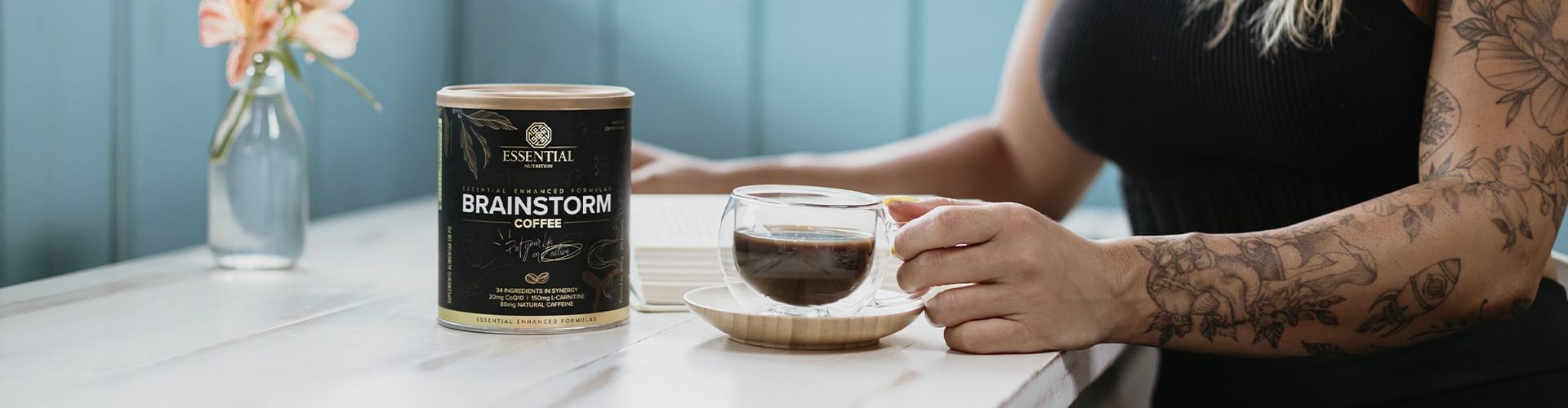 Mulher estudando e tomando o supercafé Brainstorm Coffee para melhorar o foco e a concentração.