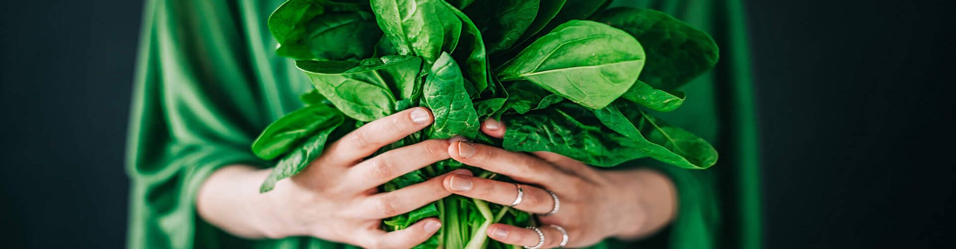 mãos de uma mulher segurando vegetais