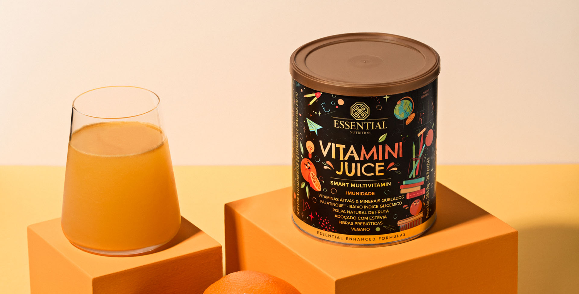 Um copo com suco e uma lata de Vitamini Juice sabor laranja