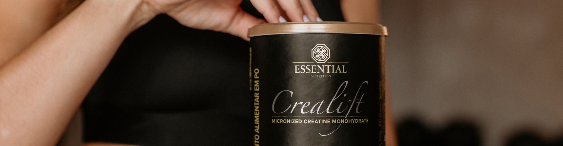 mulher segurando o produto Crealift, a Creatina Essential